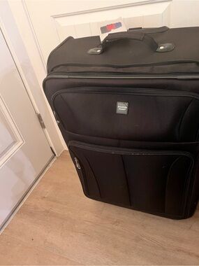 Sharper Image Black Upright luggage 30” with Front Organizer Pockets